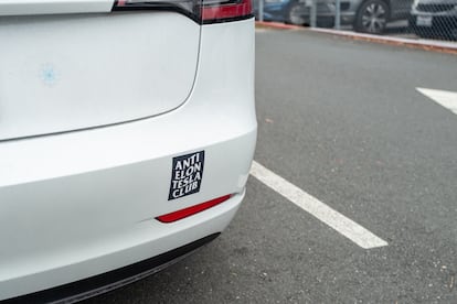 "Club Anti-Elon Tesla", dice este adhesivo en el vehículo de un usuario de California (EEUU).