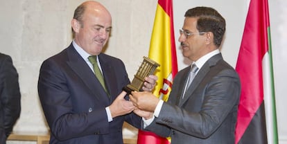 El ministro de Economía y Competitividad, Luis de Guindos (i), junto al ministro de Economía de Emiratos Sultan bin Saeed Al Mansoori (d), tras la reunión de la Comisión Mixta España-Emiratos Árabes Unidos