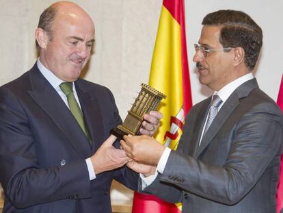 El ministro de Economía y Competitividad, Luis de Guindos (i), junto al ministro de Economía de Emiratos Sultan bin Saeed Al Mansoori (d), tras la reunión de la Comisión Mixta España-Emiratos Árabes Unidos