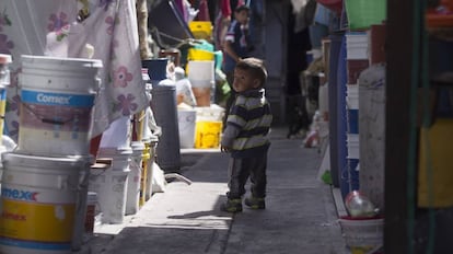 Una vecindad de la Ciudad de México utiliza baldes para abastecerse de agua.