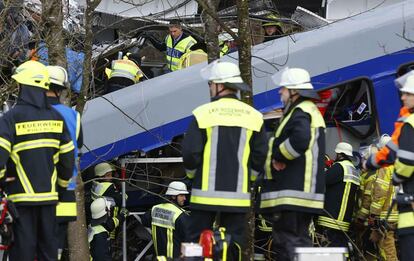 Personal de rescate y agentes de la policía junto a los restos de los trenes accidentados en la región de Baviera (Alemania).