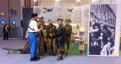 Figurantes ataviados de milicianos en el stand de la Batalla del Jarama en Fitur.