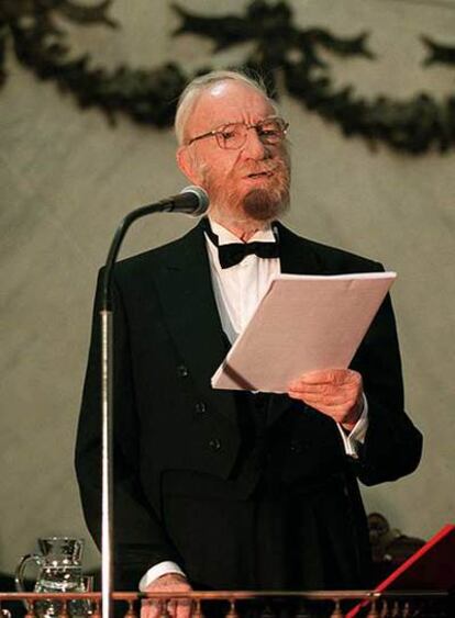 Fernán-Gómez, leyendo su discurso de ingreso en la RAE.