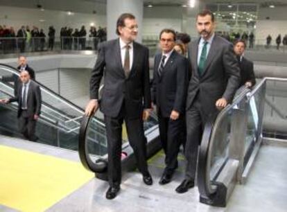 (De i a d) El presidente del Gobierno, Mariano Rajoy; el presidente de la Generalitat de Cataluña, Artur Mas; y el Príncipe Felipe; hoy a su llegada a la estación de Girona, durante el viaje inaugural del AVE Barcelona-Girona-Figueres.