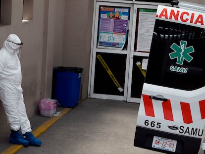 Un paramédico espera afuera de un hospital en Ciudad de México.