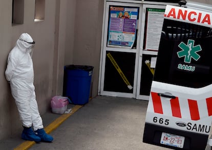 Un paramédico espera afuera de un hospital en Ciudad de México.