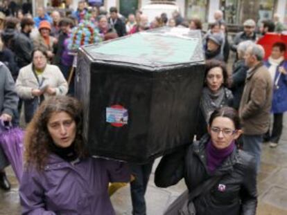 Mujeres transportan un ataúd de cartón en una manifestación en Santiago de Compostela el pasado noviembre.