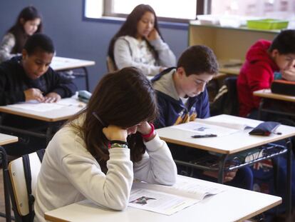 Alumnos de primaria durante un examen en un colegio de Madrid.