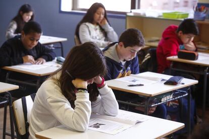 Alumnos de primaria durante un examen en un colegio de Madrid.