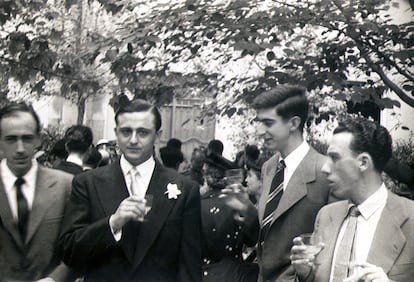 Luis Martín-Santos (segundo desde la izquierda) en su boda junto a Juan Benet (segundo desde la derecha) y Alberto Machimbarrena (primero de la izquierda). 