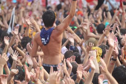 La gente alza los brazos al tiempo que empieza a sonar la canción 'Badator Marijaia', el himno de la Aste Nagusia bilbaína.