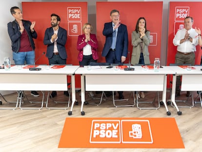 El presidente valenciano en funciones y secretario general del PSPV-PSOE, Ximo Puig, es recibido con un cerrado aplauso en el comisión ejecutiva nacional, celebrado este martes en la sede del partido en Valencia.