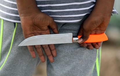 Las manos de un participante sostienen un cuchillo que será utilizado para degollar un cordero, el 21 de agosto de 2018, en Mogadishu, Somalia. 