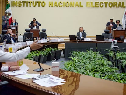 Lorenzo Córdova encabeza una sesión del INE el 3 de marzo de 2023 en Ciudad de México.