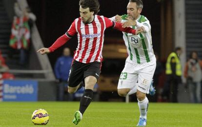 Beñat y Abel Gómez luchan por el balón.