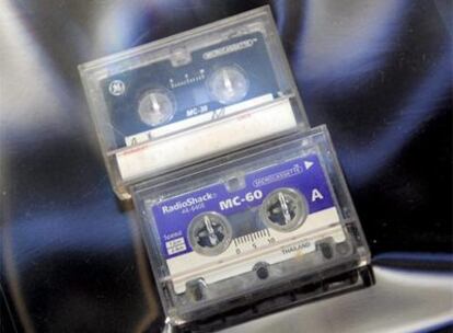 Dos cintas de contestador que contienen mensajes eróticos de Madonna