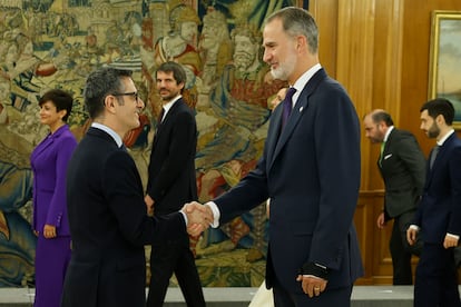 El ministro de Justicia y de Presidencia, Félix Bolaños, saluda al Rey tras prometer su cargo en el Palacio de la Zarzuela.