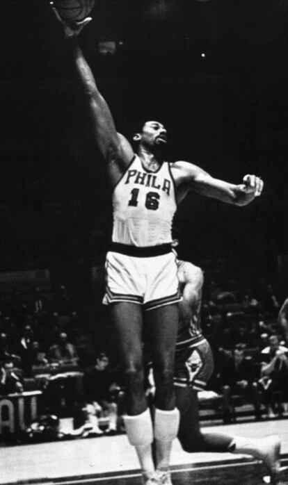 Wilt Chamberlain (5º anotador histórico de la NBA con 31.419 puntos) con la camiseta de los Philadelphia 76ers en un partido de 1968.