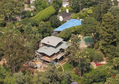 Vista aérea de la mansión de Brad Pitt en Los Ángeles en 2006, durante uno de los procesos de renovación de la casa.