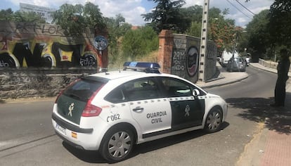 Un coche de la Guardia Civil custodia el lugar en el que se produjo el crimen.