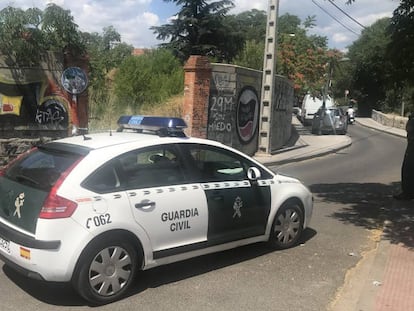 Un coche de la Guardia Civil custodia el lugar en el que se produjo el crimen.