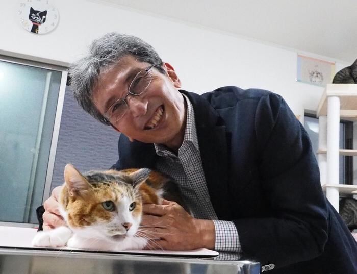 Hiroyuki Sasaki, un genetista con debilidad por los felinos, junto a uno de los gatos calicó de un refugio.