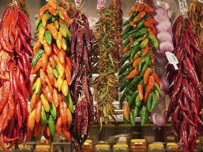 Selección de chiles en un puesto de La Boqueria.