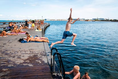 Un grupo de personas se baña en un embarcadero cerca de Copenhague (Dinamarca), el pasado 22 de junio.