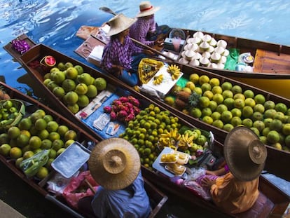 Pitayas, rambutanes, mangos, plátanos, guayabas, lumyais, mangostanes, manzanas de agua, santols, snake fruits (frutas serpiente), lichis y durianes (fruta espinosa de punzante olor) aportan color al mercado flotante de Damnoen Saduak, en Ratchabury, a unos ochenta kilómetros al suroeste de Bangkok. Damnoen Saduak apareció como escenario de una frenética persecución de fuerabordas en la película de James Bond El hombre de la pistola de oro (1974), y desde entonces es una excursión que incluyen todos los circuitos turísticos por Tailandia.   Además de frutas exóticas, los más audaces pueden probar delicatessen locales como cucarachas o gusanos de seda fritos. Una alternativa más auténtica, aunque no tan colorista, son los klongs de Bangkok, los canales que se extienden a lo largo del río Chaopraya. / Isidoro Merino