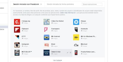 Para conseguir hacer esto vuelve a la pantalla inicial de Facebook. Ahora en la parte superior derecha hay un icono con forma de triángulo invertido que debes pulsar y seleccionar la opción Configuración del menú que se despliega. En la parte izquierda debes buscar un apartado denominado Aplicaciones y pulsarlo. Ahora aparece una nueva pantalla donde se ven todas las cuentas y aplicaciones que se tienen enlazadas con el perfil de Facebook.