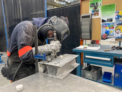 Un trabajador de la fábrica Talgoen el centro de Rivabellosa, Álava, este martes