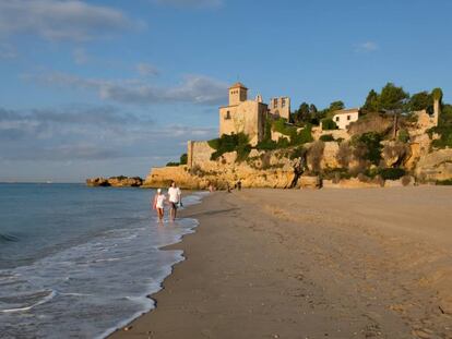 Paseantes en la playa de Tamarit (Tarragona), junto al castillo homónimo, el pasado martes.