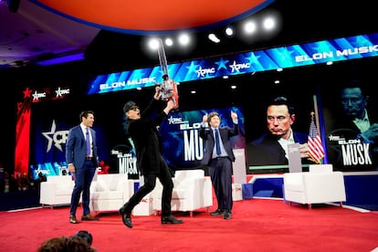 Milei, en el escenario de la CPAC Estados Unidos, este jueves, con Elon Musk, en una foto de la cuenta de X de la presidencia de Argentina.