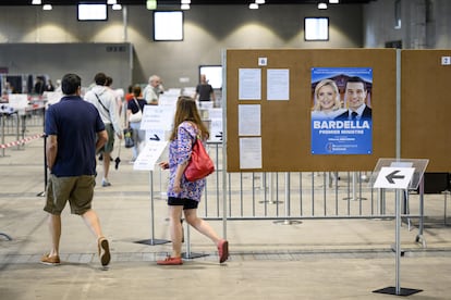 Un cartel electoral del ultraderechista Reagrupamiento Nacional en un colegio electoral para las elecciones legislativas francesas en Suiza.