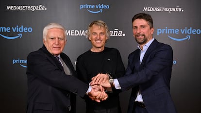 Paolo Vasile, Jesús Calleja y Ricardo Carbonero, durante el anuncio del viaje espacial del presentador leonés, en una imagen de este jueves cedida por Mediaset.