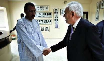 García-Margallo saluda a su homólogo de Níger, Mohamed Bazoum.