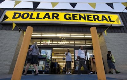 Clientes en la puerta de un local de Dollar General