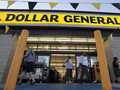 Clientes en la puerta de un local de Dollar General