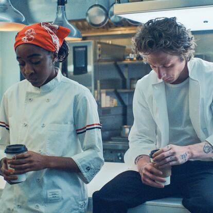 Ayo Edebiri y Jeremy Allen White, en el primer capítulo de la tercera temporada de 'The Bear'.