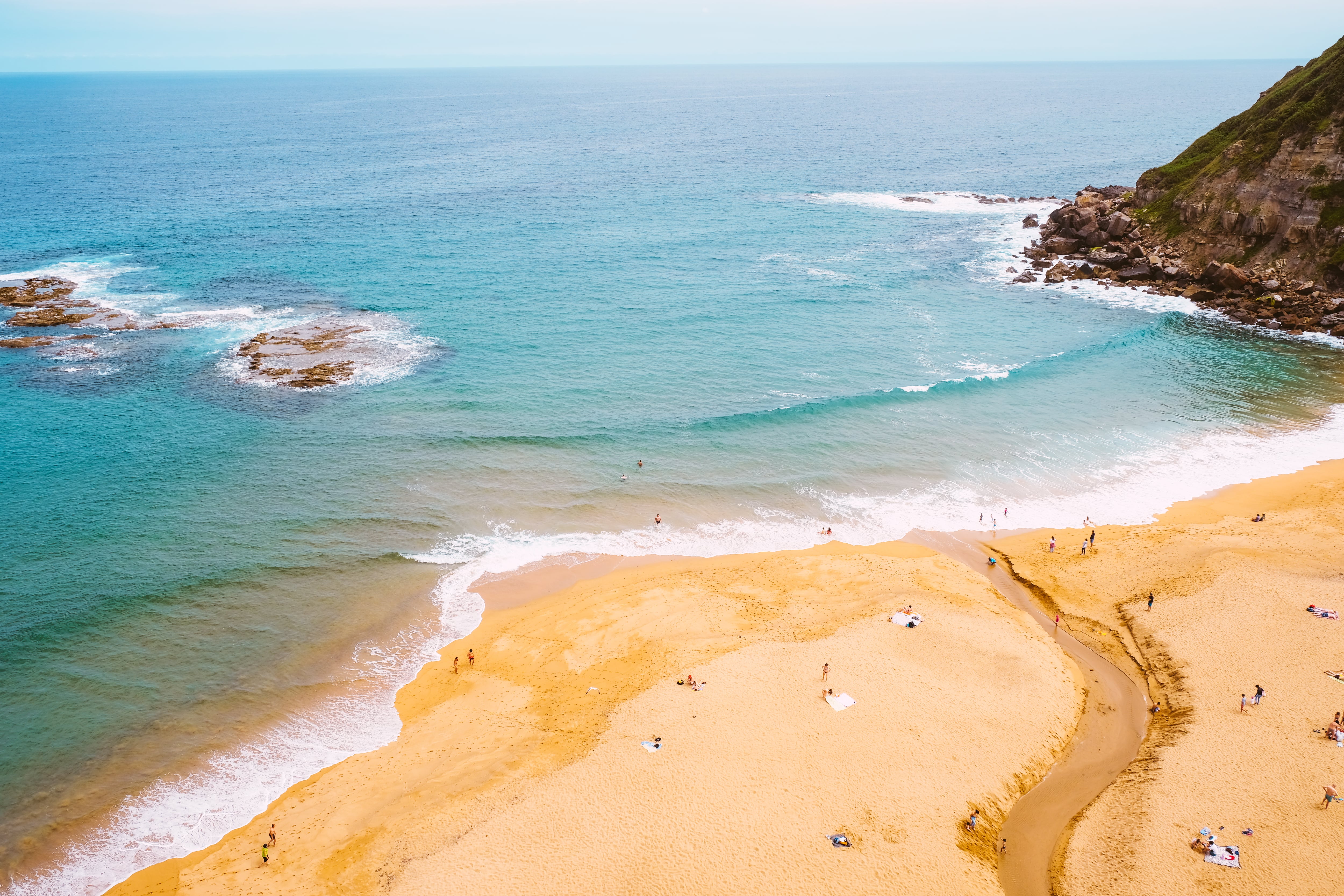 De San Vicente de la Barquera a Zarautz: 10 playas de la costa norte de España, refrescantes y gastronómicas