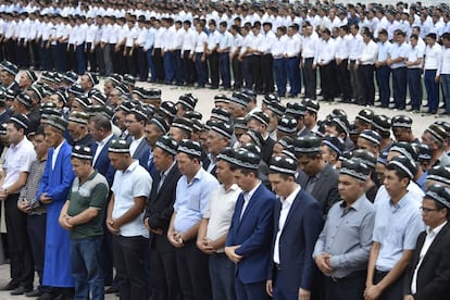 Cidadãos uzbeques no funeral de Karimov.