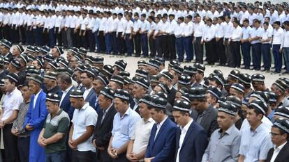 Cidadãos uzbeques no funeral de Karimov.
