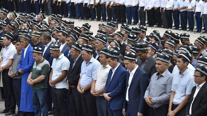 Cidadãos uzbeques no funeral de Karimov.