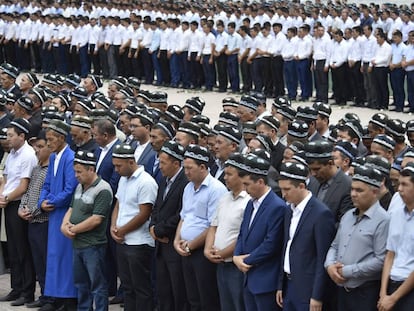 Cidadãos uzbeques no funeral de Karimov.