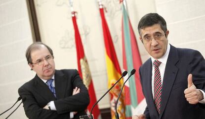 El lehendakari, Patxi López, y el presidente de la Junta, Juan Vicente Herrera, durante la rueda de prensa conjunta tras la reunión en Valladolid.