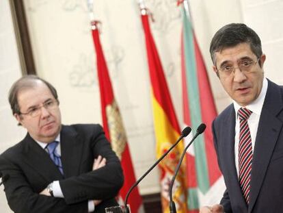El lehendakari, Patxi López, y el presidente de la Junta, Juan Vicente Herrera, durante la rueda de prensa conjunta tras la reunión en Valladolid.