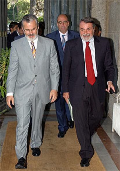 Baltasar Garzón y Jaime Mayor Oreja, en los cursos de El Escorial.