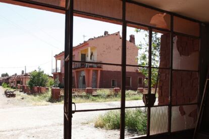 Una de las calles del pueblo abandonado de Alquife (Granada), que ha sido declarado Lugar de Interés Industrial.