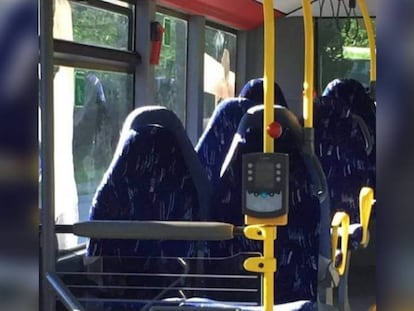 Grupo racista confunde foto de ônibus vazio com seis mulheres de burca