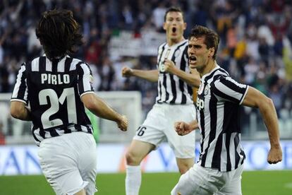 Llorente celebra un gol con Pirlo